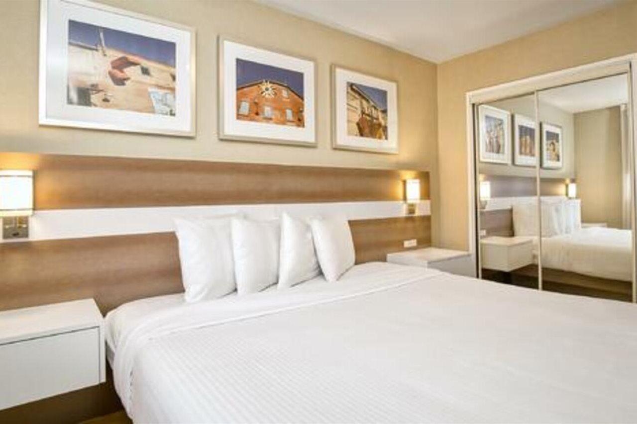 טורונטו Town Inn Suites Hotel מראה חיצוני תמונה